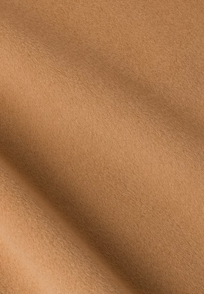 Beiges Filzmaterial mit einer weichen, glatten Textur, das eine gleichmäßige Oberfläche und einen subtilen Glanz aufweist. Gewellte Falten erzeugen Tiefe und Dimension.