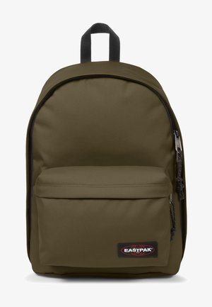 Mochila verde oliva con una tela texturizada, un bolsillo frontal con cremallera, acentos de cremallera negra y un panel trasero acolchado. Logo de la marca visible.