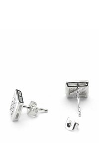 Srebrne ušne uhane kvadratne oblike, z teksturirano površino in poliranim zaključkom, pritrjene z običajnimi zakovicami.