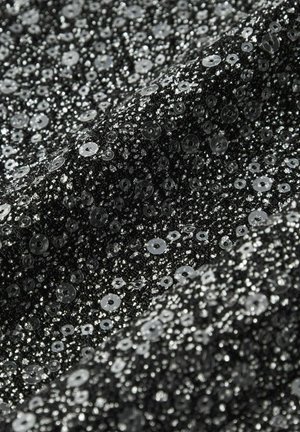 Sort pailletstof med cirkulære pailletdekorationer, der har en struktureret overflade og skinnende, reflekterende detaljer.