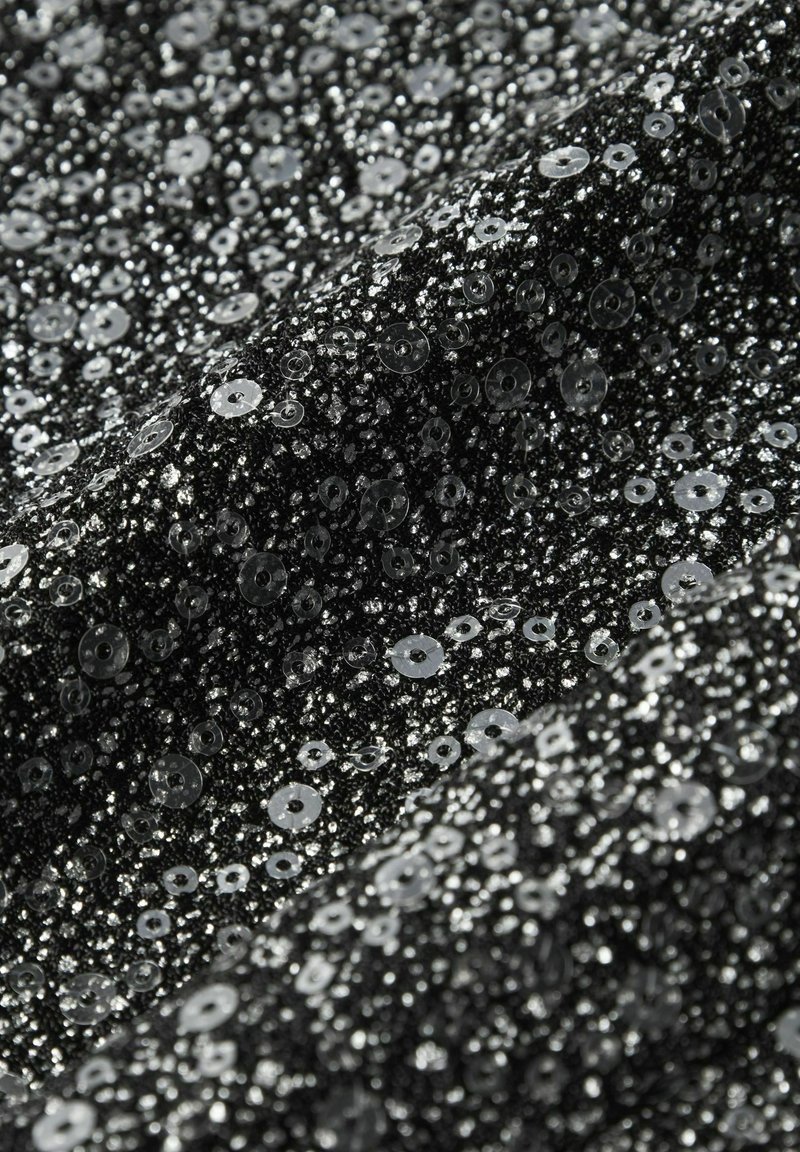 Tela negra con lentejuelas circulares, con una superficie texturizada y detalles brillantes y reflectantes.