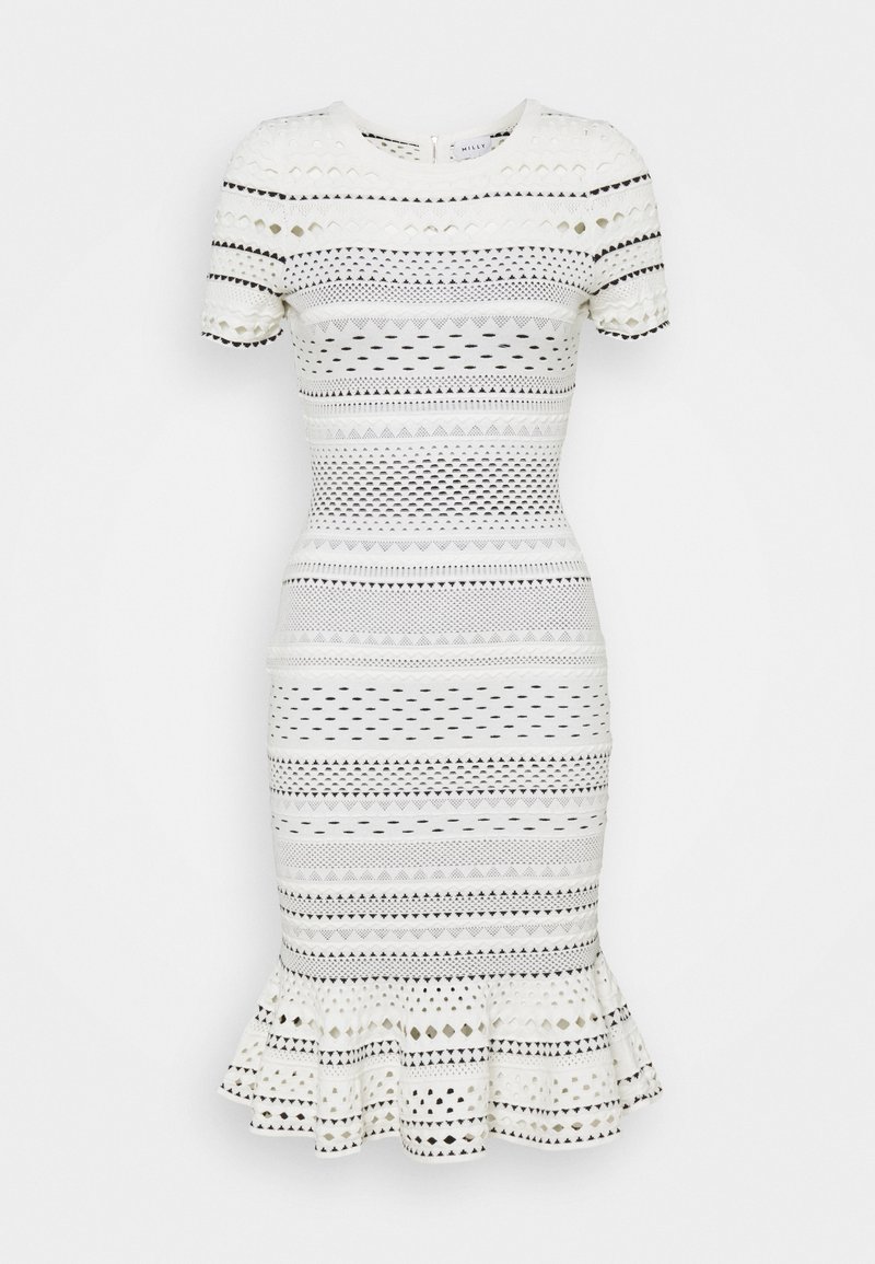 Robe blanche ajustée ornée de motifs texturés en noir et crème, avec des manches courtes et un ourlet évasé en bas.