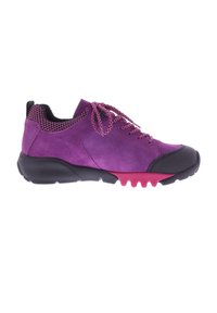 Paarse suede sneaker met roze accenten en een zwarte rubberen zool, met mesh details en contrasterende roze veters. Ergonomisch ontwerp.