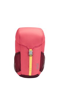 Rosa Stoff-Rucksack mit abgerundetem Oberteil, gelber Schnallenverschluss, schwarzen Mesh-Seitentaschen und einem dunklen Boden. Besitzt ein Logo auf der Vorderseite.