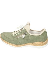 Baskets en suede vert avec des accents crème, dotées d'une fermeture éclair latérale et de lacets élastiques, montées sur une semelle en liège texturé et en caoutchouc blanc.