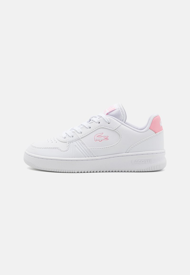 Zapatilla de cuero blanca con acento en el talón de color rosa, cierre de cordones, punta perforada y logo de Lacoste en el lateral. Suela de goma texturizada.