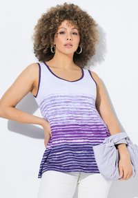 Top senza maniche in ombre viola con strisce orizzontali bianche; tessuto leggero; scollatura rotonda; abbinato a un accessorio grigio.