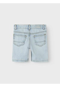 Shorts de mezclilla azul claro con una cintura de altura media, cinco bolsillos, bolsillos traseros cosidos y dobladillo doblado. La etiqueta muestra la marca en la parte posterior.