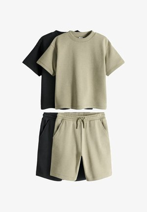 Zwei Sets legere Kleidung mit kurzärmeligen Oberteilen und Shorts mit elastischem Bund; ein Set in Beige, das andere in Schwarz, auf weißem Hintergrund präsentiert.