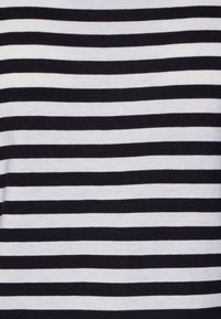 Svart och vitt randigt tyg med alternerande horisontella ränder. Materialet verkar mjukt och glättigt med en jämn struktur.