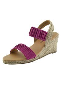 Fuchsiové sandály na klínu s dvěma texturovanými pásky, juteovým podpatkem a hladkou béžovou stélkou. Otevřená špička pro lepší prodyšnost.