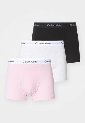 Tres pares de boxers de algodón en rosa, gris y negro. Cada uno cuenta con una suave cinturilla con el logo de "Calvin Klein" en blanco.
