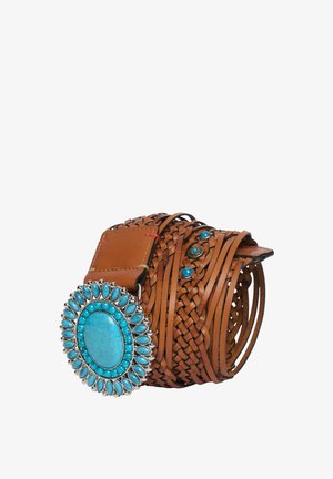 Vlechtleren armband in lichtbruin met een ronde turkooise steen in het midden, omringd door zilveren accenten en decoratieve studs.