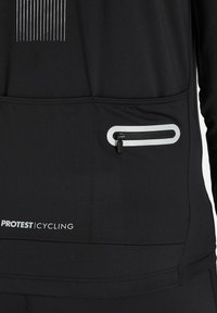 Zwarte fietsjersey met een gebreide stof, witte branding en een ritssluiting aan de zijkant met een ronde opening. Verticaal lijnpatroon aan de voorkant.