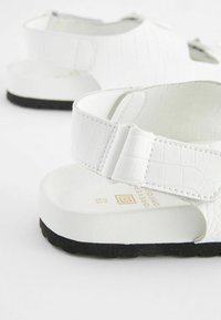 Next BACK STRAP  - Sandaalit nilkkaremmillä - white croc effect