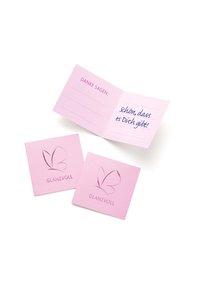 Rozā salokāma kartīte ar augšējo uzspiedumu tauriņa dizainu un vārdu "GLANZVOLL". iekšpusē ir drukāts ziņojums un tukšas līnijas personalizēšanai.