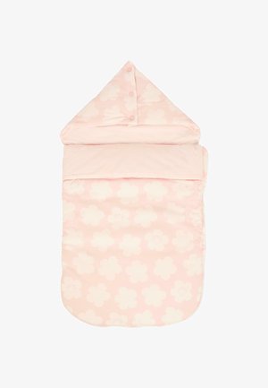 Zacht roze slaapzak met een bloemenpatroon, driehoekige capuchon en drie knopen aan de bovenkant. Glad textuur en ronde bodem.