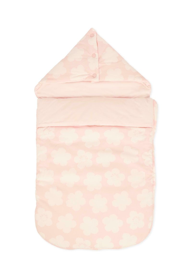 Zacht roze slaapzak met een bloemenpatroon, driehoekige capuchon en drie knopen aan de bovenkant. Glad textuur en ronde bodem.