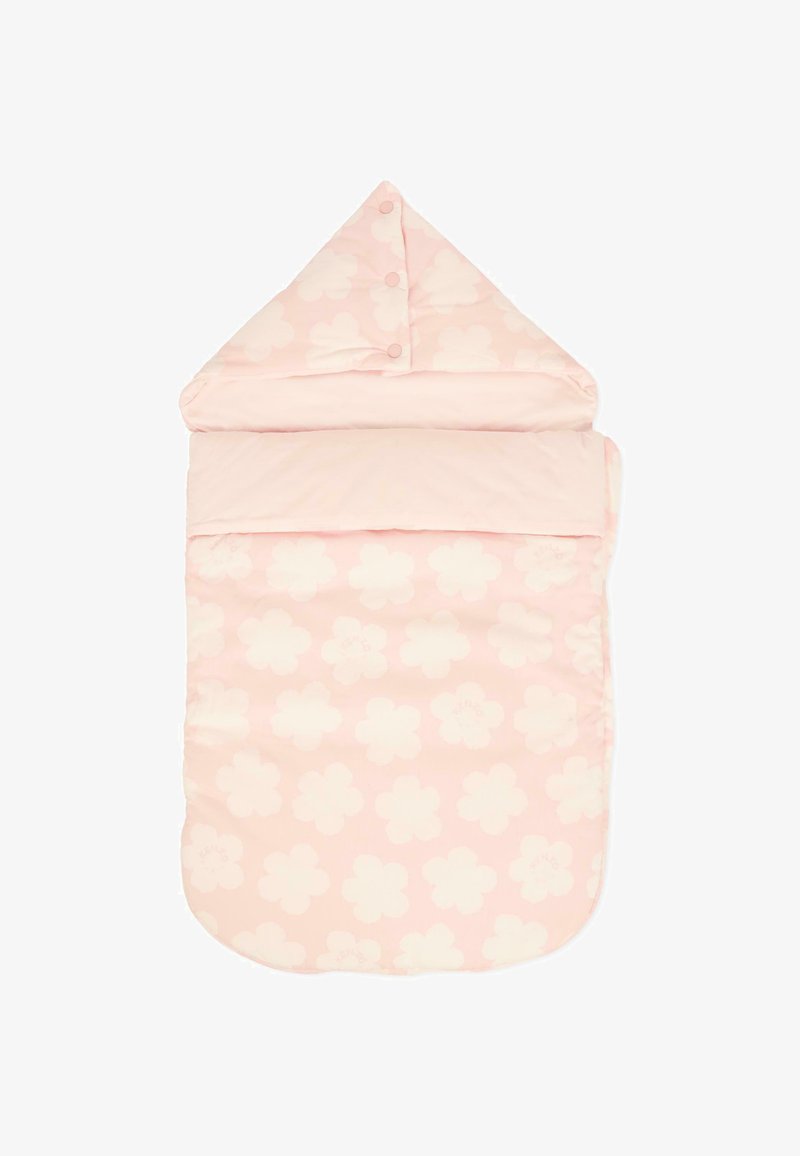 Zacht roze slaapzak met een bloemenpatroon, driehoekige capuchon en drie knopen aan de bovenkant. Glad textuur en ronde bodem.