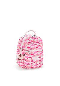 Růžový batoh s vlnitým vzorem v různých odstínech růžové a bílé, s malým plyšovým klíčenkou a dvěma zipy.