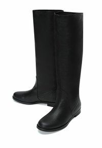 Bottes en cuir noir arrivant au genou avec une surface texturée, bout rond et semelle plate. Design simple, sans matériel visible ni accents.
