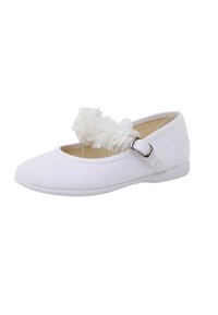 Ballerine in tessuto bianco con superficie testurizzata, cinturino con hardware metallico e decorazioni floreali bianche sulla parte anteriore.