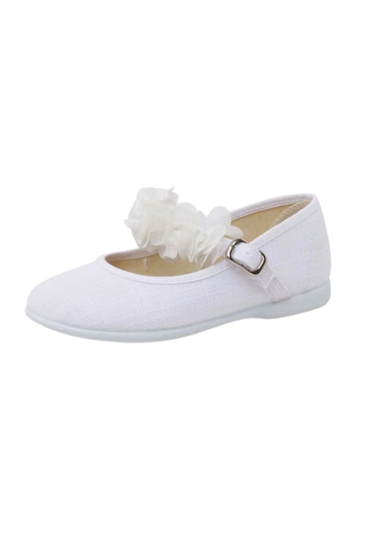 Ballerine in tessuto bianco con superficie testurizzata, cinturino con hardware metallico e decorazioni floreali bianche sulla parte anteriore.