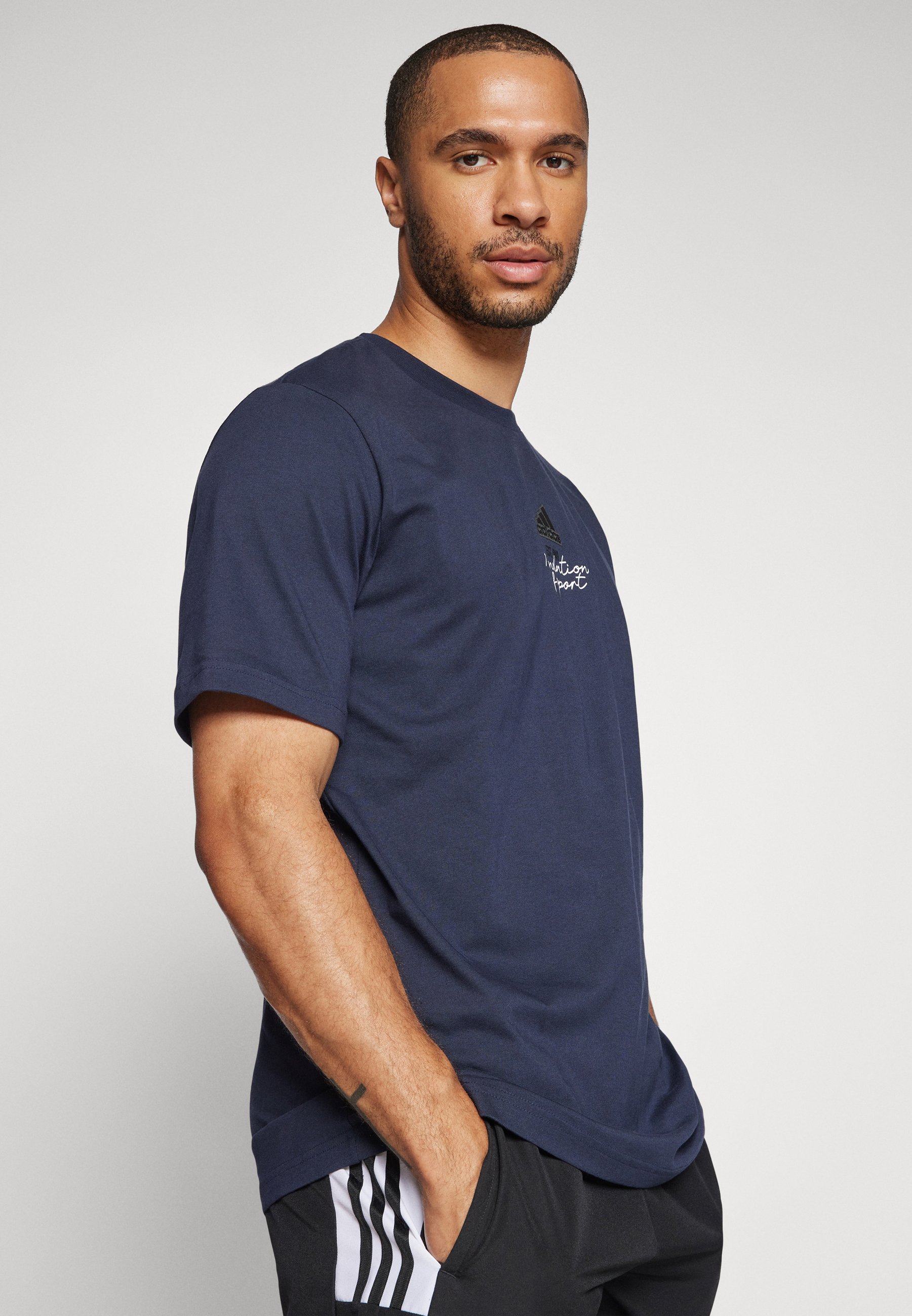 adidas Sportswear BRAND LOVE SIGNATURE GRAPHIC TEE - Print T
