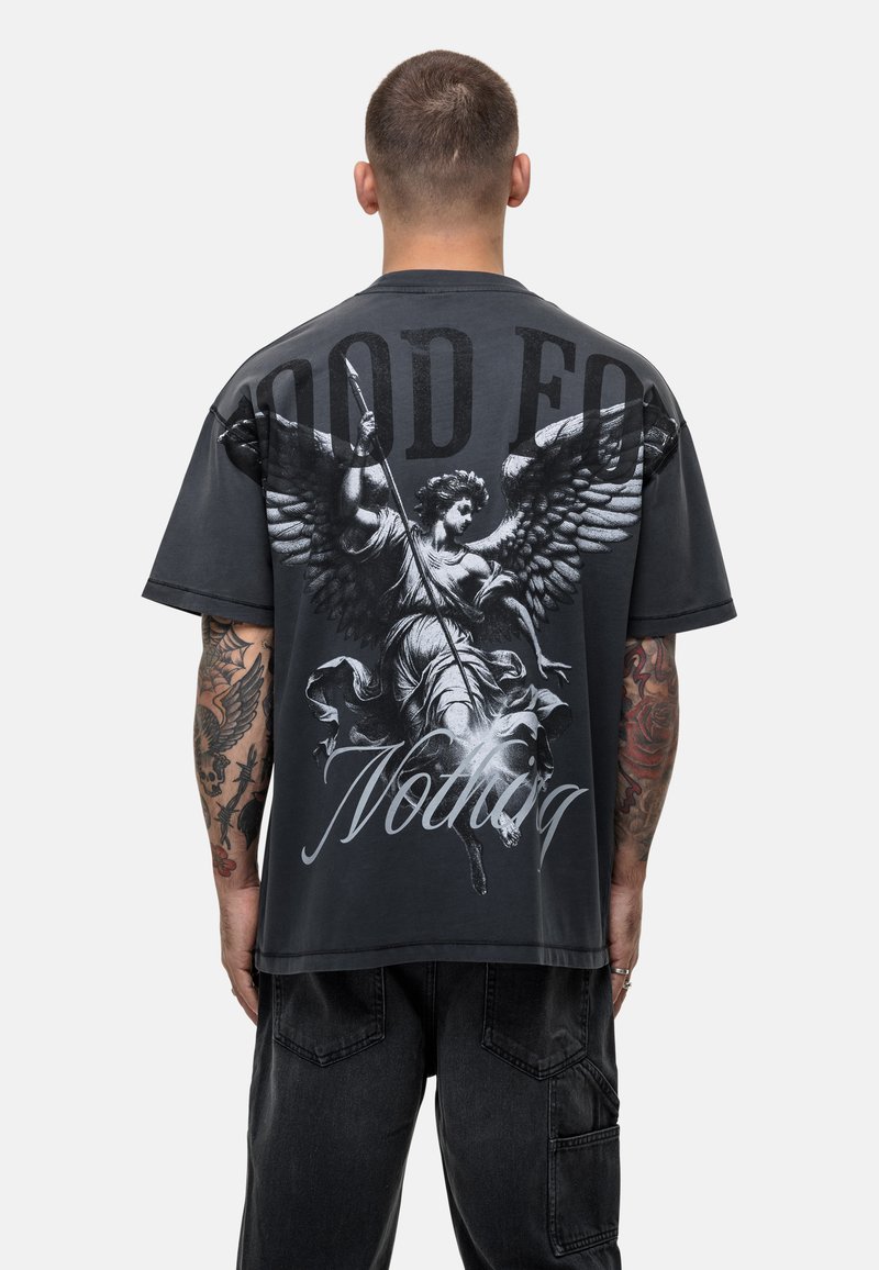 Czarny bawełniany t-shirt z dużą grafiką anioła z skrzydłami i włócznią z tyłu, z napisem "DOBRY NA NIC."