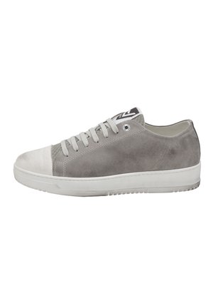 Szare zamszowe sneakersy niskie z białą gumową podeszwą, sznurowane z przodu i z zaokrąglonym noskiem. Posiadają kontrastujący biały nos i przeszycia.