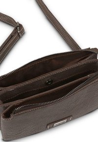 Bolso bandolera de cuero marrón texturizado con cierre de cremallera, dos secciones de compartimento y detalles de costura blanca en contraste.