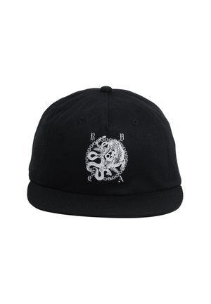 Casquette de baseball noire avec un design brodé blanc représentant une pieuvre enchevêtrée avec un dragon et des lettres autour du dessin.