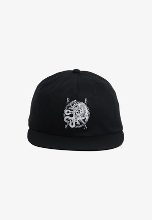 Casquette de baseball noire avec un design brodé blanc représentant une pieuvre enchevêtrée avec un dragon et des lettres autour du dessin.