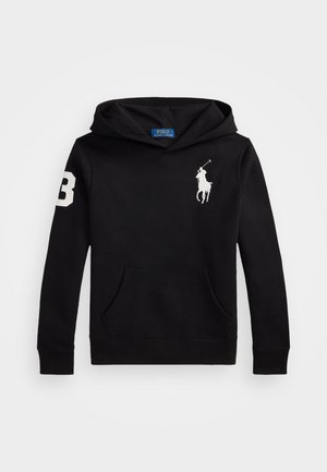 Czarna bluza z kapturem z białym logo jeźdźca polo na piersi oraz naszywką z numerem 3 na prawej rękawie, przednia kieszeń i długie rękawy.