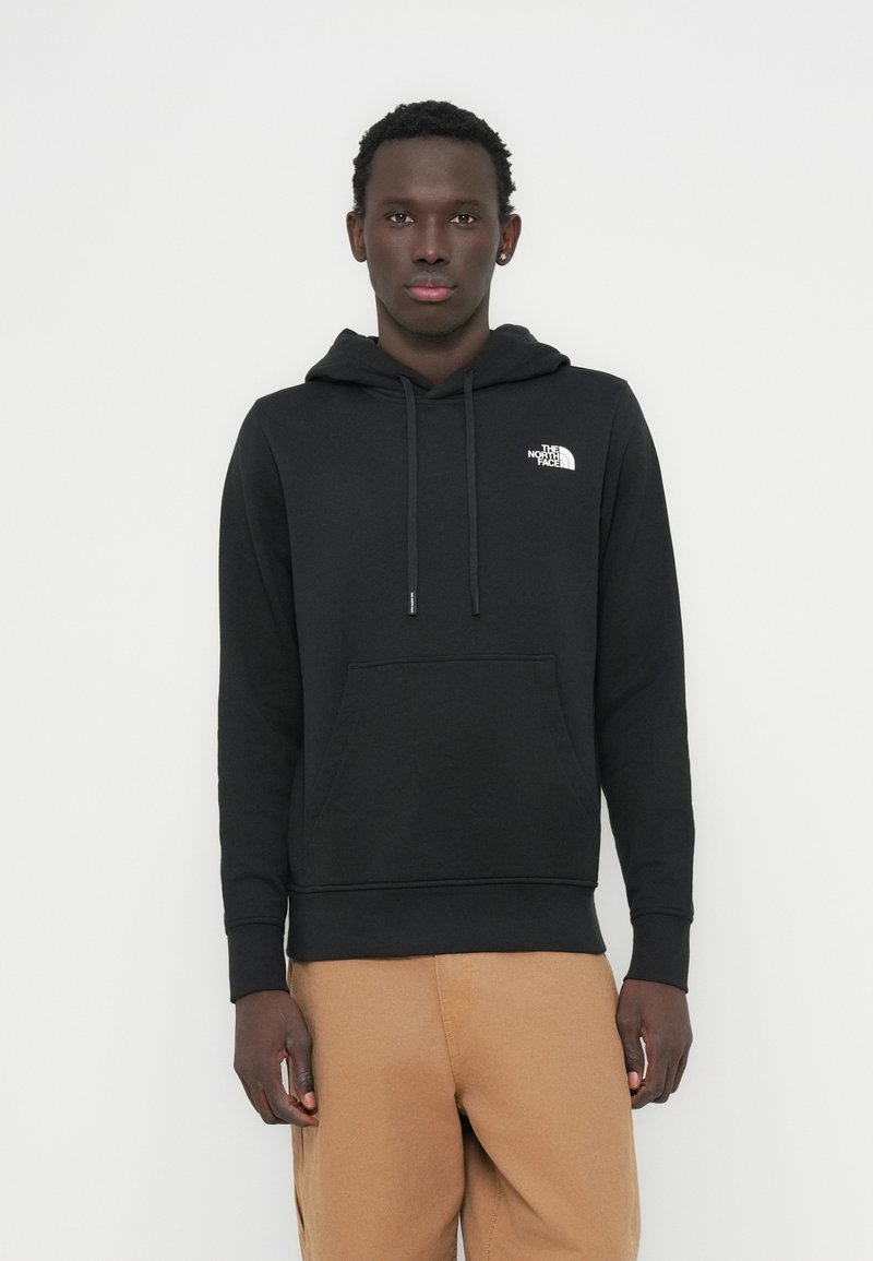 Μαύρο φούτερ με κουκούλα και τσέπη μπροστά. Διαθέτει μικρό λευκό λογότυπο στο αριστερό στήθος. Μαλακό ύφασμα, κανονική εφαρμογή.