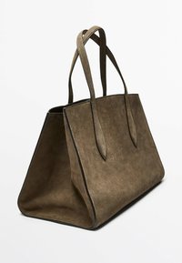 Bruine suede tote bag met gestructureerde vorm, dubbele handvatten aan de bovenkant en contraststiksels. Heeft een ruime binnenkant en een minimalistisch ontwerp.