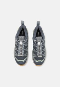 Adida�și gri din material textil cu un upper din plasă, talpă solidă din cauciuc și șireturi elastice. Au un vârf întărit și accente verzi subtile.