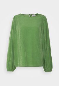 Blouse verte, légère, avec une texture lisse, un col rond et de longues manches bouffantes. Équipée d'une fermeture à boutons dans le dos et d'un motif subtil.
