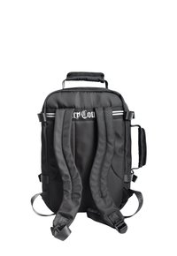 Zaino in nylon nero con spallacci imbottiti, maniglia superiore e logo frontale. Dotato di spallacci regolabili e un design elegante e affusolato.