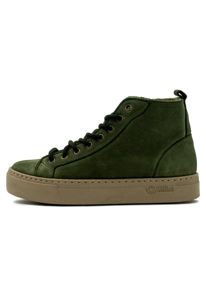 Zapatillas altas de ante verde con cordones negros, una suela de goma marrón clara, costuras reforzadas y un logo en el costado.