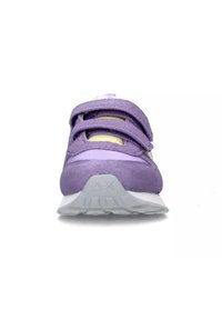 Scarpa sportiva in suede viola con due strap in Velcro, suola bianca e un motivo di battistrada testurizzato per la presa. Design pulito e contrasto di colori.