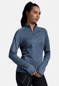 Pullover blu scuro a mezza zip realizzato in tessuto testurizzato, con maniche lunghe e un piccolo logo sul petto.
