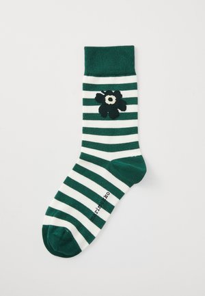 Grün und weiße gestreifte Socke mit einem dunklen Blumenmuster, ausgestattet mit einem grünen gerippten Bündchen und Zehen für zusätzliche Textur und Kontrast.