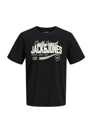 Schwarzes T-Shirt mit kurzen Ärmeln mit weißem und beigem Text "Quality Garments JACK & JONES 1990" und den Städtenamen Kopenhagen, London, Berlin.