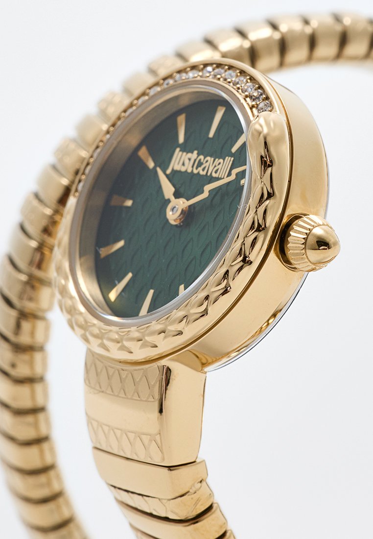 Orologio dorato con quadrante verde a motivo, bracciale testurizzato e un bracciale flessibile con un accento simile a un diamante attorno al quadrante.