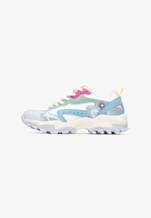 Zapatilla deportiva para hombre que combina materiales de malla y sintéticos en blanco, azul, aqua y rosa. Suela gruesa con patrón texturizado para mayor tracción.