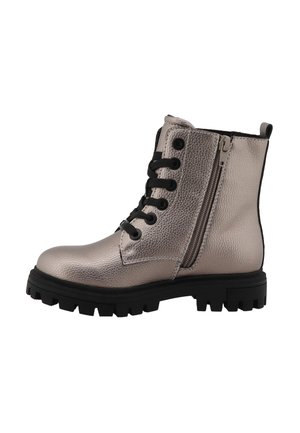 Stivaletto alla caviglia in pelle grigio metallizzato con lacci neri, cerniera laterale e suola spessa nera carrarmato, mostrato di profilo rivolto a sinistra.