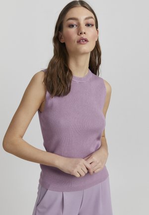 Top senza maniche lilla in maglia con texture a coste, scollo rotondo e design aderente. Abbinato a pantaloni coordinati in una tonalità simile.