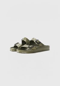 Sandales vert olive en plastique lisse, dotées de deux brides ajustables avec des boucles noires et d'une semelle texturée pour une meilleure adhérence.