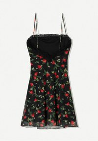 Blommönstrad smal axelbandsklänning, svart tyg prytt med röda jordgubbar och gröna blad, med spetstrimma längs halsringningen.